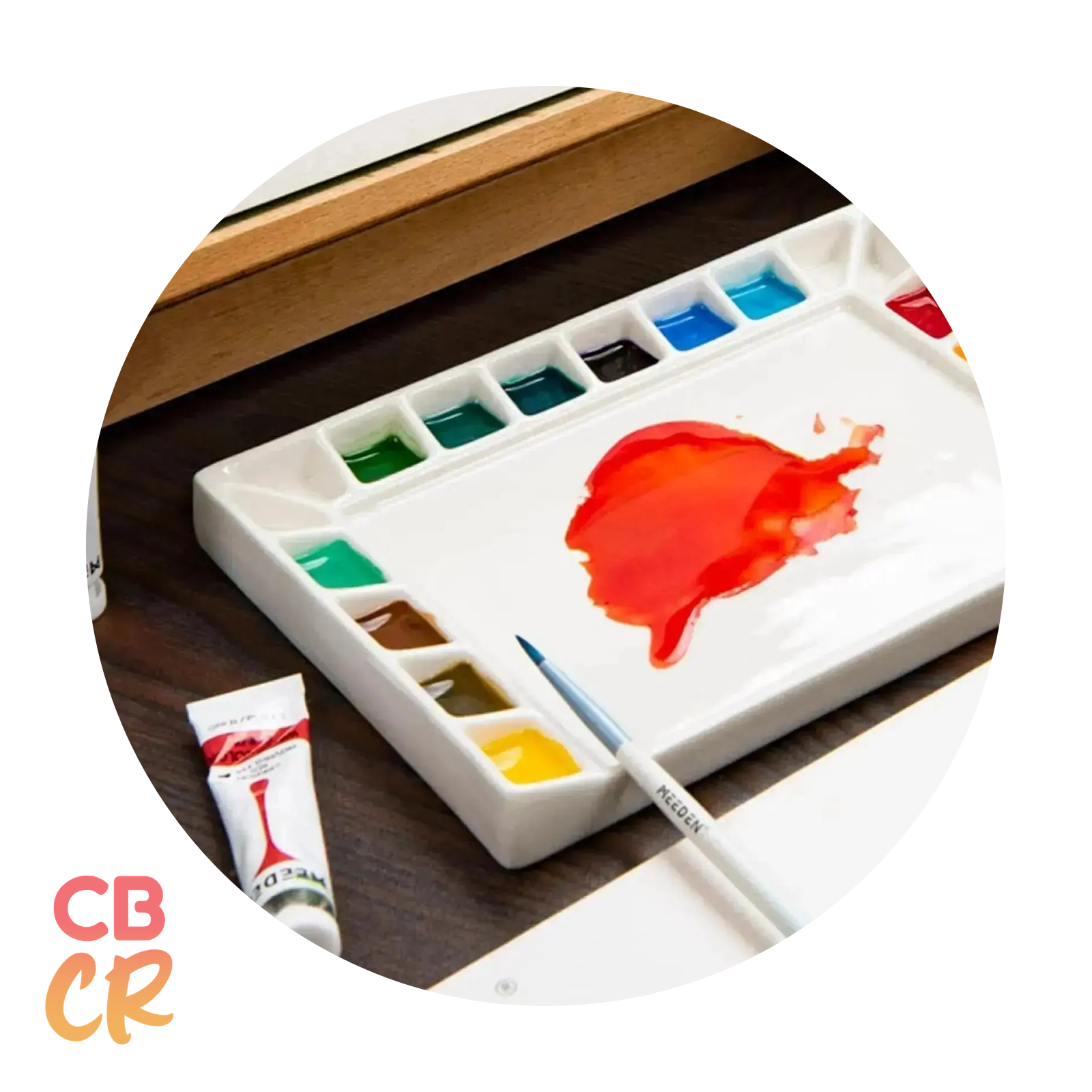 Paleta cerámica MEEDEN con acuarelas, gouache y acrílicos organizados por tono